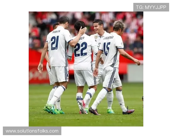 伯纳乌全场欢呼,现场观战的克罗斯对着转播镜头送飞吻